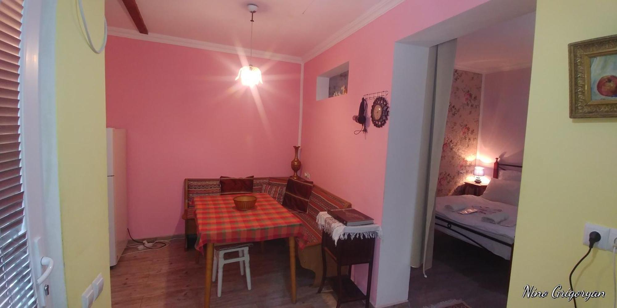 Guest House Nise Tbilisi Esterno foto